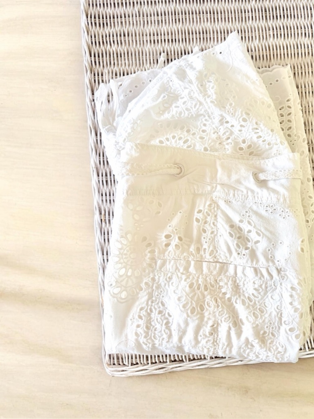 Sundance Everyday Eyelet Beach Hem Short WHITE Size 6 Like New Cotton